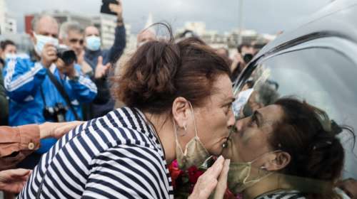 Μίκης Θεοδωράκης: Φιλούσαν τη νεκροφόρα με τη σορό - Συγκλονιστικό "αντίο" στο λιμάνι του Πειραιά [Εικόνες - Βίντεο]