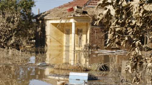 Απόγνωση στον θεσσαλικό κάμπο: Πλημμυρισμένα χωριά, κλειστοί δρόμοι και η Εθνική Οδός, νεκρά ζώα και ανυπόφορες μυρωδιές