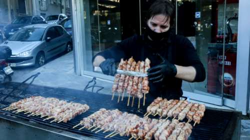 Τσικνοπέμπτη με lockdown: Ψησταριές σε αυλές και ταράτσες [βίντεο]