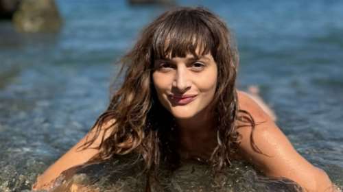 Η Μαρία Κωνσταντάκη βουτά χωρίς μαγιό στις βάθρες της Σαμοθράκης