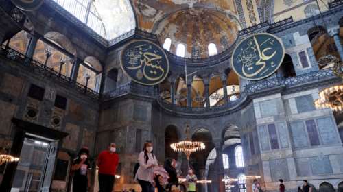 Αγιά Σοφιά: Εστρωσαν... πετρόλ χαλιά ενόψει της πρώτης προσευχής [εικόνα]