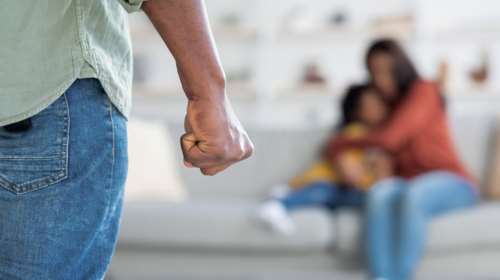 Νέο περιστατικό ενδοοικογενειακής βίας στη Μυτιλήνη: Xτυπούσε τη γυναίκα του ενώ κρατούσε το 3χρονο παιδί τους