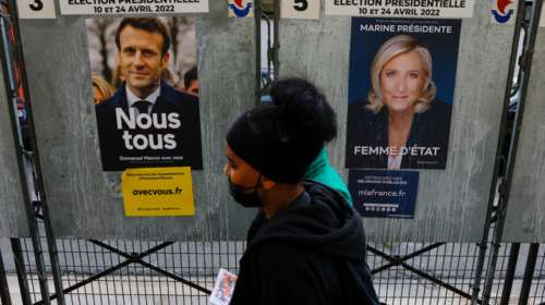 Γαλλικές εκλογές: Ο Μακρόν προηγείται, αλλά η Λεπέν έρχεται απειλητικά - Θρίλερ για τον β&#39; γύρο στις 24 Απριλίου