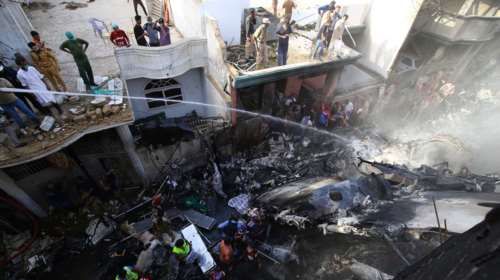 Πακιστάν- Απίστευτη αποκάλυψη: Οι πιλότοι έριξαν το αεροπλάνο γιατί... συζητούσαν για τον κορονοϊό- 97 νεκροί