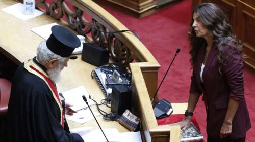 Με θρησκευτικό όρκο η Πόπη Tσαπανίδου μπήκε στη Βουλή: "Έχουμε πολλά να πούμε στη συνέχεια" [εικόνες]