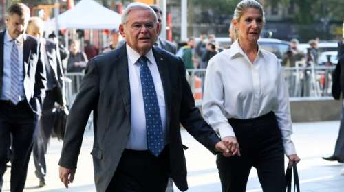 Μπομπ Μενέντεζ: Χέρι χέρι με τη σύζυγό του στο δικαστήριο - Αφέθηκε ελεύθερος με εγγύηση 100.000 δολαρίων