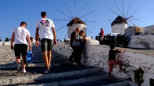 Συνεδριάζουν οι λοιμωξιολόγοι: Ανησυχία για την εκτόξευση του ιικού φορτίου - Καμπανάκι για Μύκονο και Πάρο