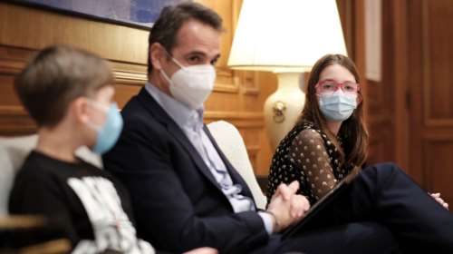 Μια τρυφερή συνάντηση στο Μαξίμου: Ο Μητσοτάκης με παιδιά που νίκησαν τον καρκίνο [εικόνες]