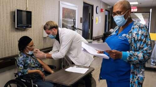 Κορονοϊός: Εκατοντάδες Αμερικανοί εξακολουθούν να πεθαίνουν καθημερινά εξαιτίας της COVID-19