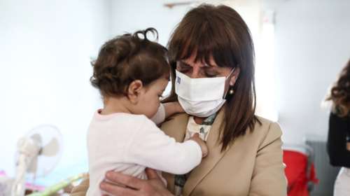 Η Κ. Σακελλαροπούλου μαζί με κακοποιημένες γυναίκες: Η αγκαλιά με το μωρό που συγκίνησε [εικόνες]