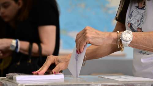 Ενταση σε εκλογικό τμήμα στον Πύργο: Κατήγγειλαν τη δικαστική αντιπρόσωπο για τη σειρά των ψηφοδελτίων