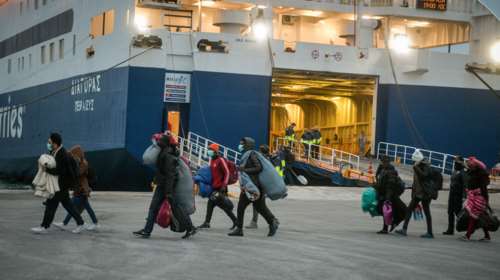 Μυτιλήνη: Ογδόντα πρόσφυγες και μετανάστες μεταφέρθηκαν στο αρματαγωγό &quot;Ρόδος&quot;