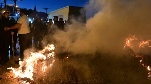Live: "Ναι" των αγροτών στην πρόσκληση Μαξίμου για συνάντηση με Μητσοτάκη την Τρίτη - Ένταση στο μπλόκο της Θήβας
