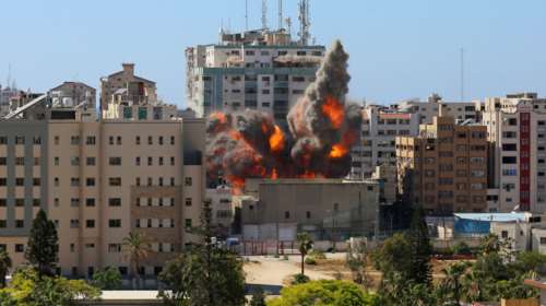 &quot;Kόλαση&quot; στη Λωρίδα της Γάζας: Κτίριο που στέγαζε Associated Press και Al Jazeera καταρρέει έπειτα από ισραηλινό βομβαρδισμό [βίντεο]