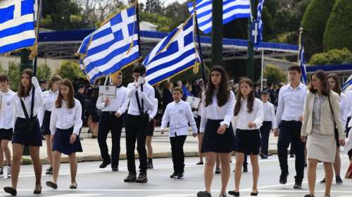 25η Μαρτίου: 230 σχολεία στη μαθητική παρέλαση της Αθήνας - Πλήθος κόσμου έδωσε το παρών [εικόνες]