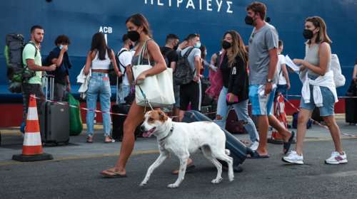 Έξοδος του Δεκαπενταύγουστου: Χαμός στο λιμάνι του Πειραιά - Αναχωρούν πάνω από 100.000 εκδρομείς