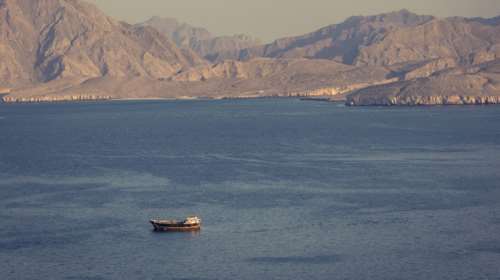 Ένα βήμα πριν το κλείσιμο των Στενών του Χορμούζ το Ιράν - Πώς θα επηρεάσει την παγκόσμια οικονομία