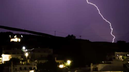 Η κακοκαιρία &quot;χτυπάει&quot; την Αττική τη νύχτα - Σφοδρές καταιγίδες και θυελλώδεις άνεμοι 8 μποφόρ [Χάρτες]