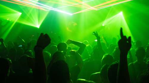 "Έπιναν τη βότκα σαν νερό" οι μαθητές στο κλαμπ στη Βουλιαγμένης - Με 45 ευρώ άφθονο αλκοόλ, χωρίς κανέναν περιορισμό