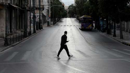 Στο &quot;κόκκινο&quot; ξανά η Αττική - Σήμερα οι αποφάσεις για σχολεία &amp; καταστήματα - Σενάριο για απαγόρευση κυκλοφορίας στις 18:00