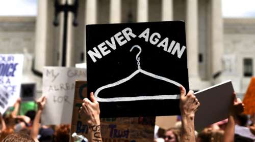 Οι ΗΠΑ γυρίζουν 150 χρόνια πίσω: 25 Πολιτείες θα απαγορεύσουν τις αμβλώσεις μετά την απόφαση του Ανωτάτου Δικαστηρίου