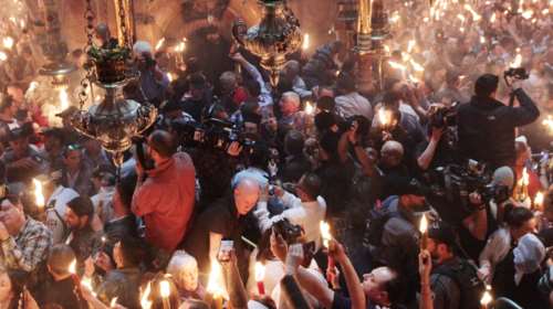 Live - Ιεροσόλυμα: Η τελετή αφής του Αγίου Φωτός στον Πανάγιο Τάφο