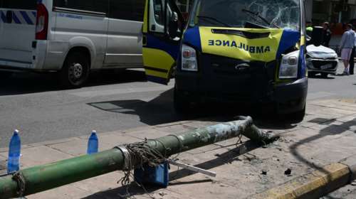 Πανικός στο κέντρο της Αθήνας: Ασθενοφόρο τράκαρε με ΙΧ και έπεσε σε κολώνα που χτύπησε πεζούς - Πέντε τραυματίες [εικόνες]