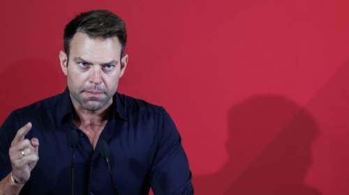 Ο Κασσελάκης επέστρεψε και θέλει πίσω τα κλειδιά - Η ομάδα Γεροβασίλη δεν τον αφήνει ούτε να μπει στην Κουμουνδούρου