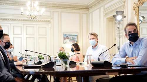 Κορονοϊός: Σύσκεψη Μητσοτάκη στο Μαξίμου με τους λοιμωξιολόγους: Στο τραπέζι νέα αυστηρότερα μέτρα με μάσκες παντού