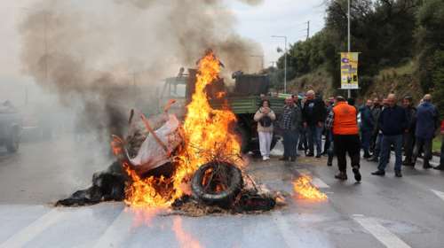 Επιμένουν οι αγρότες: Έκλεισε η Αθηνών-Λαμίας στη Θήβα - Μπλόκο και στη Λέσβο