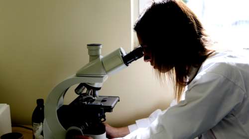 Νέα έρευνα για τον κορονοϊό: Μολύνει και το στόμα - Ο ρόλος του σάλιου στη μετάδοση του ιού