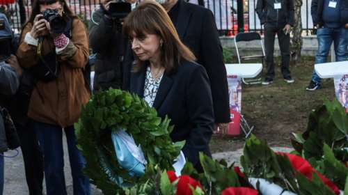 Κατέθεσε στεφάνι η Σακελλαροπούλου στο Πολυτεχνείο: Ο αγώνας για τη δημοκρατία είναι διαρκής και απαιτητικός [εικόνες]