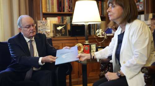 Σακελλαροπούλου: Πολλές οι προκλήσεις για τον επόμενο πρόεδρο της Βουλής - Της παρέδωσε τα αποτελέσματα των εκλογών ο Τασούλας