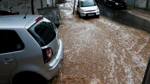 Κατολίσθηση στη λεωφόρο Σχιστού - Διακοπή κυκλοφορίας στη δεξιά λωρίδα [βίντεο]