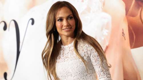 Τζένιφερ Λόπεζ: Με μίνι λευκό δαντελένιο φόρεμα και statement αξεσουάρ στο κόκκινο χαλί