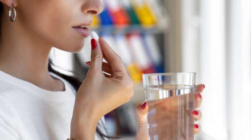 Γιατί στοκάρουμε αντιβιοτικά στο σπίτι: Πρωταθλήτρια η Ελλάδα στην κατανάλωση και στους θανάτους από μικροβιακή αντοχή