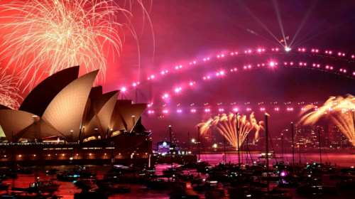 Αυστραλία και Νέα Ζηλανδία υποδέχτηκαν το 2025 με εντυπωσιακά πυροτεχνήματα [βίντεο]