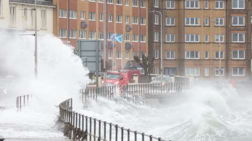 Βρετανία: Η καταιγίδα Έοουιν φεύγει, η Χερμίνια έρχεται - Χωρίς ρεύμα εκατοντάδες χιλιάδες νοικοκυριά [εικόνες-βίντεο]