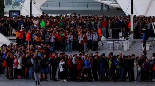 Ισπανία: Κύμα αλληλεγγύης μετά τις πλημμύρες - Χιλιάδες φτάνουν άκομη και περπατώντας στη Βαλένθια για να βοηθήσουν