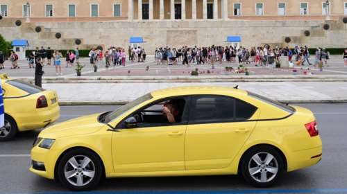 &quot;Παρέλαση&quot; των ταξί έξω από τη Βουλή - Έκλεισαν τη Βασιλίσσης Σοφίας, ζητούσαν να δουν τον πρωθυπουργό [εικόνες - βίντεο]