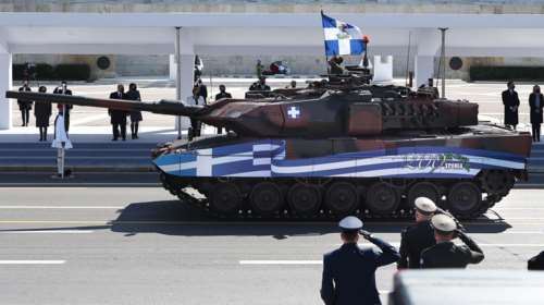 Ιστορική παρέλαση στο Σύνταγμα: Φάλαγγες και έφιπποι - F-16, Rafale και Voyager πετούν στον αττικό ουρανό [βίντεο-εικόνες]