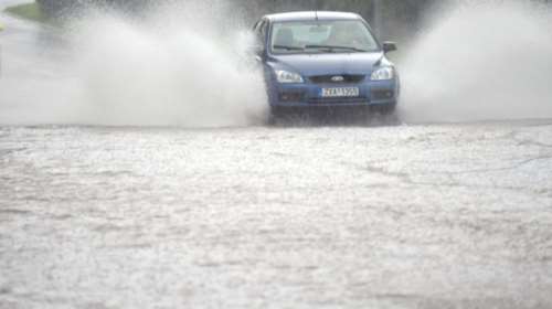 Σφοδρή καταιγίδα με χαλάζι &quot;χτύπησε&quot; την Αττική - Σε λίμνη μετατράπηκαν τα νότια προάστια [εικόνες-βίντεο]