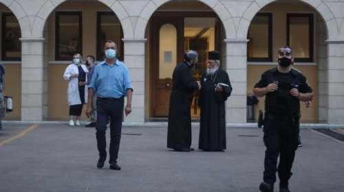 Σοκ στη Μονή Πετράκη: 37χρονος ιερέας έριξε βιτριόλι σε επτά Μητροπολίτες - Σοβαρά τραυματισμένοι οι τρεις