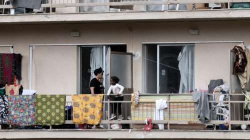 Σοκ: Εικόνες συνωστισμού μεταναστών μέσα στο ξενοδοχείο στο Κρανίδι- Δείτε το βίντεο