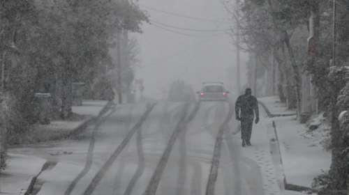 Σαρώνει τη χώρα η κακοκαιρία: Τσουχτερό κρύο, θυελλώδεις άνεμοι και χιόνια - Πότε θα υποχωρήσει