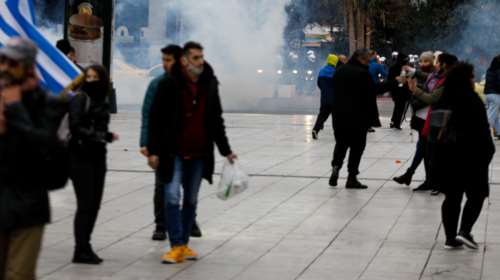 Επεισόδια με αρνητές του κορονοϊού σε Αθήνα και Θεσσαλονίκη - Επέμβαση των ΜΑΤ, 40 προσαγωγές [εικόνες]