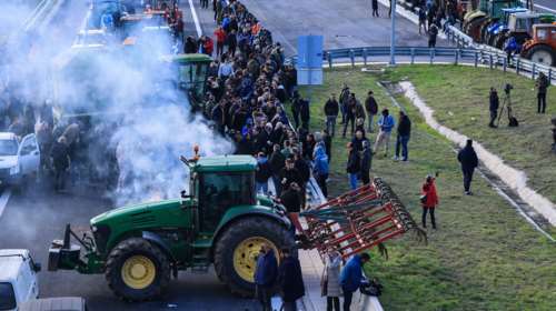 Αγροτικά μπλόκα: Πού παραμένουν τα τρακτέρ - Αποσύρονται από τους παραδρόμους - "Κίνηση καλής θέλησης"