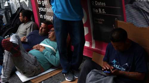 Εικόνες σοκ στη Νέα Υόρκη: Εκατοντάδες μετανάστες κοιμούνται στα πεζοδρόμια περιμέντοντας δουλειά και στέγη [Εικόνες - Βίντεο]