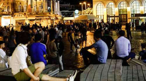 Κορονοϊός: &quot;Βούλιαξαν&quot; από κόσμο οι πλατείες της Αθήνας - Συνωστισμός χωρίς κανένα μέτρο προφύλαξης