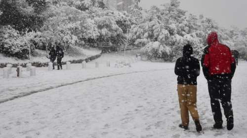 Κακοκαιρία &quot;Φίλιππος&quot; - Μαρουσάκης: Πυκνές χιονοπτώσεις τις επόμενες ώρες στην Αττική - Πού θα το στρώσει [Βίντεο]